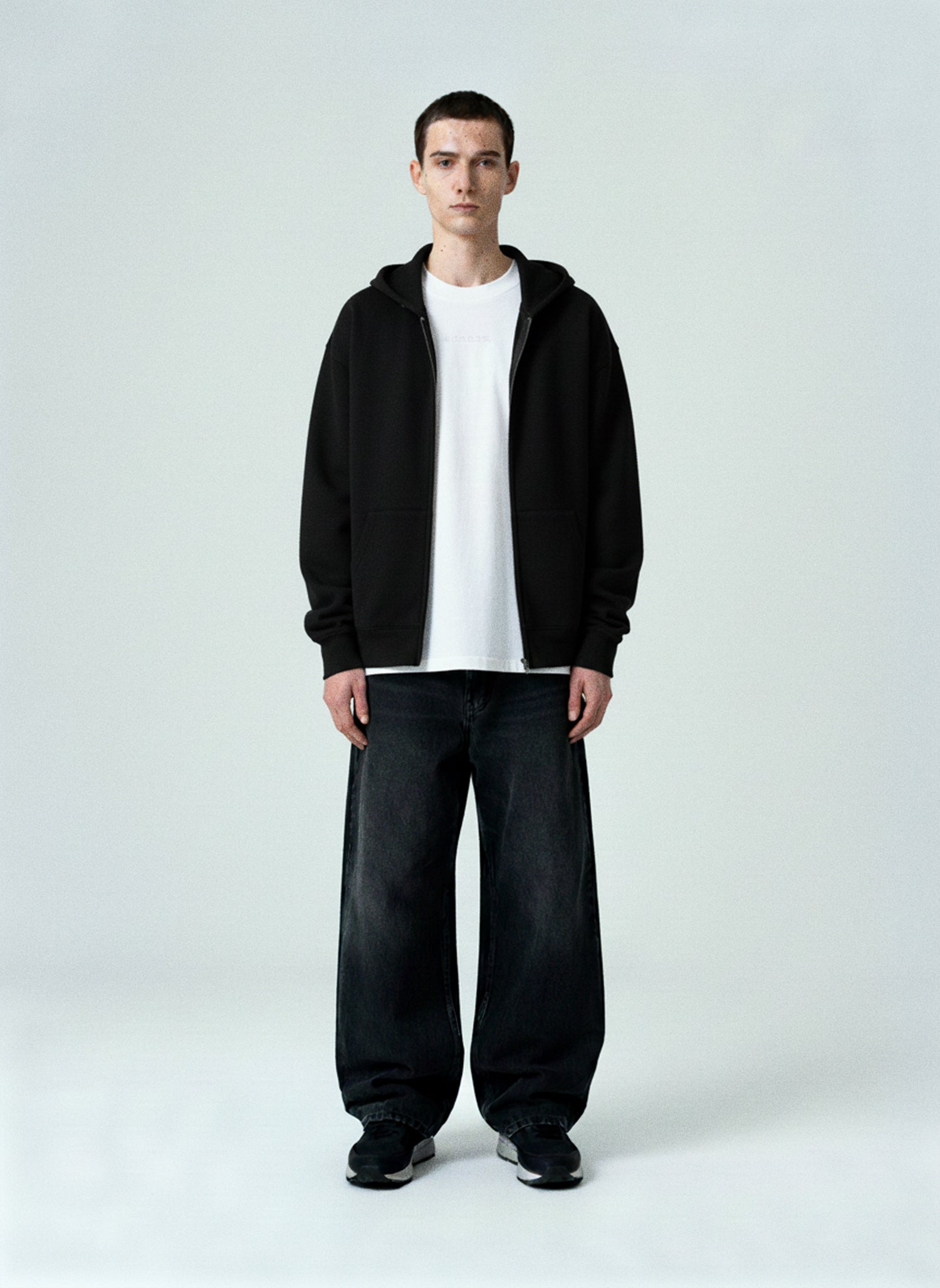 EOTH ESSENTIAL ZIP-UP - BLACK